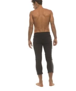 4-rth Mens 4/5 Zipper Pocket Capri Yoga Pants (Black W/Charcoal & Red)