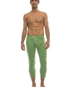 4-rth Mens 4/5 Zipper Pocket Capri Yoga Pants (Solid Bamboo Green)