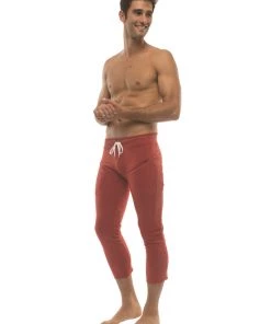 4-rth Mens 4/5 Zipper Pocket Capri Yoga Pants (Solid Cinnabar Red)