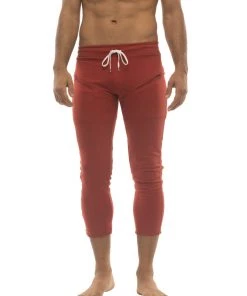 4-rth Mens 4/5 Zipper Pocket Capri Yoga Pants (Solid Cinnabar Red)