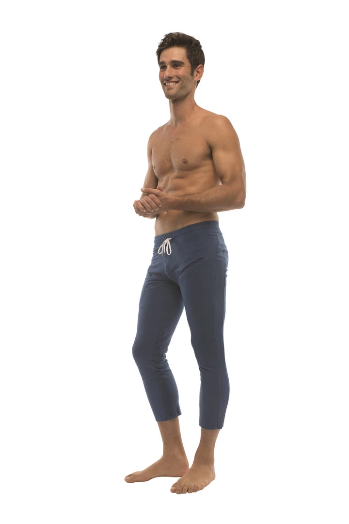 4-rth Mens 4/5 Zipper Pocket Capri Yoga Pants (Solid Royal Blue)