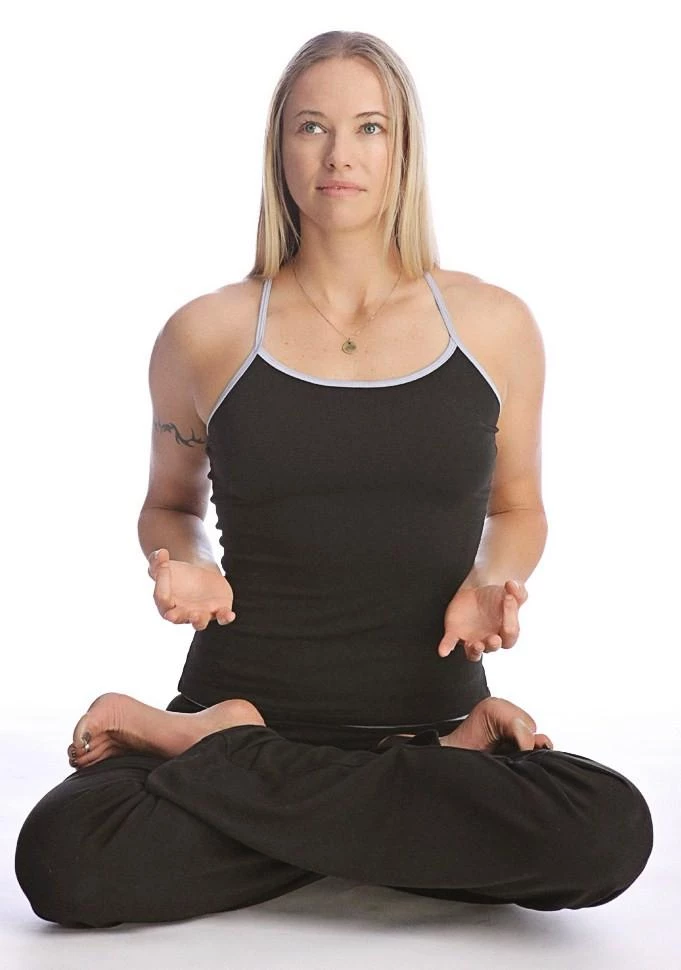 4-rth Sustain Yoga Halter (Black) Halter Tops